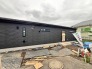 平屋の３LDKにカースペースが4台とウッドデッキが付きます　太陽光パネルと蓄電池、EV （電気自動車）のコンセントが設置されます。