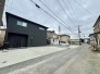前面道路は通り抜けができないため、交通量が少なく静かな住環境です。
