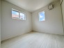 今からここを誰のお部屋にしようか、そんな洋室。大きさは5.0帖です。
