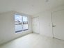 今からここを誰のお部屋にしようか、そんな洋室。大きさは6.125帖です。

