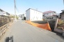目の前の道路は車通りも少ない閑静な住宅街です。