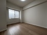 今からここを誰のお部屋にしようか、そんな洋室。大きさは4.8帖です。
