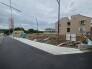 戸建てが立ち並ぶ静かな住宅街。四季折々の移り変わりを感じながら自然と楽しみ、暮らす、そんな毎日を日々の中で感じられる住環境
