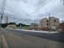 戸建てが立ち並ぶ静かな住宅街。四季折々の移り変わりを感じながら自然と楽しみ、暮らす、そんな毎日を日々の中で感じられる住環境
