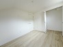 今からここを誰のお部屋にしようか、そんな洋室。大きさは5.2帖です。
