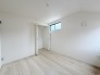 今からここを誰のお部屋にしようか、そんな洋室。大きさは5.2帖です。
