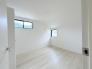 今からここを誰のお部屋にしようか、そんな洋室。大きさは5.2帖です。
