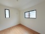 今からここを誰のお部屋にしようか、そんな洋室。大きさは4.3帖です。
