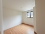 今からここを誰のお部屋にしようか、そんな洋室。大きさは5.1帖です。
