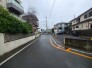 戸建てが立ち並ぶ静かな住宅街。四季折々の移り変わりを感じながら自然と楽しみ、暮らす、そんな毎日を日々の中で感じられる住環境
