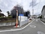 前面道路は広く、駐車がしやすいです。駐車スペース2台分ございます。

