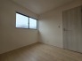 2号棟 衣類の整理整頓に嬉しいクローゼット付きのお部屋。お子様のお部屋としても便利です。
