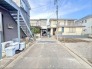 前面道路は通り抜けができないため、交通量が少なく静かな住環境です。
