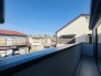 陽ざしが差込む明るいバルコニー。奥行きのあるバルコニーはお洗濯時に助かります。
