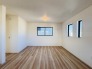大きな開口部から明るい光が差し込む、日中の室内の明るさがこの部屋の魅力です。
