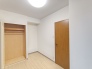 【洋室／約４帖】
衣類の整理整頓に嬉しいクローゼット付きのお部屋。お子様のお部屋としても便利です。