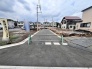 6号棟 6m幅員の公道と西側５m幅員開発道路に面しておりお車の運転が苦手な方でも安心して出入りいただけます。
 2026/07/03m