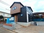 南側のお部屋から出入りできる、奥行きのあるワイドバルコニー。心地よい陽射しと暖かな風を楽しむことが出来ます。

