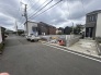 2号棟 前面道路は広く、駐車がしやすいです。駐車スペース2台分ございます。
