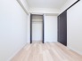 衣類の整理整頓に嬉しいクローゼット付きのお部屋。お子様のお部屋としても便利です。
