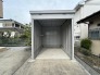 雨風をしのげるガレージ付き