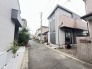 戸建てが立ち並ぶ静かな住宅街。四季折々の移り変わりを感じながら自然と楽しみ、暮らす、そんな毎日を日々の中で感じられる住環境
