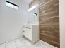 お出かけ前の身だしなみに一歩差がつく三面鏡。ミラー裏にはたっぷり収納もございます。
