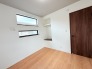 今からここを誰のお部屋にしようか、そんな洋室。大きさは4.5帖です。

