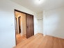 今からここを誰のお部屋にしようか、そんな洋室。大きさは5
帖です。
