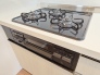 新品のビルトイン型コンロ＆グリル。
３口あれば、大きなフライパンを使いながら横でお湯を沸かせます！