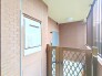 玄関ポーチあり。角住戸の特権です。