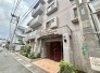 落ち着いた色調のタイル仕上げが、重厚感のあるたたずまいを演出するエントランスの外観です
