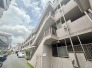 スーパーやコンビニなどが徒歩圏内で暮らしやすい立地です。