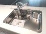 時短に活躍する食器洗浄機や一杯の水も楽しめる浄水器があるシステムキッチン。
