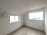 1号棟 どんな家具にでも相性が良い清潔感ある白色調のクロスを採用。主張しすぎない配色、耐久性にも優れた床材は日々のメンテナンスも楽に、快適に過ごして頂けるよう考えられています。
 2026/07/02m