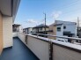 窓から眺める風景は一日の疲れを癒すヒーリングを奏でる、心地の良い時間を演出してくれます。室内も重要ですが、周りの環境もマイホーム選びの大事なポイント
