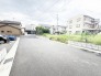 1号地 前面道路は広く、駐車がしやすいです。