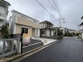 街並みに馴染む素朴で端正な外観。主張しすぎない洗練されたデザインが、穏やかな日常を予感させます
