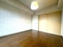 今からここを誰のお部屋にしようか、そんな洋室。大きさは6帖です。
