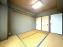 和室があるとやはりどこか心落ち着いてしまいます。客間としてもちょうど良い北東側の6帖。
