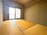 大きな開口部から明るい光が差し込む南西側の和室。日中は明かりもなしで過ごせます。
