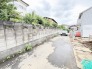 前の道路は車通りがほとんどなく閑静な住環境です。