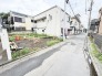 目の前の道路は車通りも少ない閑静な住宅街です。