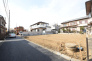 2号棟 戸建てが立ち並ぶ静かな住宅街。四季折々の移り変わりを感じながら自然と楽しみ、暮らす、そんな毎日を日々の中で感じられる住環境
