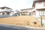 2号棟 戸建てが立ち並ぶ静かな住宅街。四季折々の移り変わりを感じながら自然と楽しみ、暮らす、そんな毎日を日々の中で感じられる住環境
