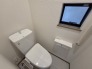 B号棟 ウォシュレット機能付きのトイレ。換気のしやすい窓付きで、収納もあり実用性も兼ね備えた造り。
 2026/07/06m