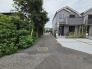 戸建てが立ち並ぶ静かな住宅街。四季折々の移り変わりを感じながら自然と楽しみ、暮らす、そんな毎日を日々の中で感じられる住環境
