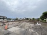 周囲に溶け込む穏やかな立地で、開放的な空の下に自由な発想を描ける広がりを持った場所です

