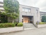 周囲の環境に溶け込みながら、端正な佇まいをみせるエントランス。日常の帰宅が心地よいひとときになります
