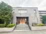 洗練された意匠が際立つ建物が、心地よい安らぎを感じさせる空間へと導いてくれます
